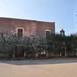 Giungiamo cos� nel cuore del borgo, una piazzetta dove non si vede anima viva e la quiete regna sovrana. Sulla destra si affaccia quello che secondo alcuni molfettesi conoscitori della zona � il primo edificio a esser stato costruito nel borgo: una masseria a due piani "protetta" da una fila di ulivi